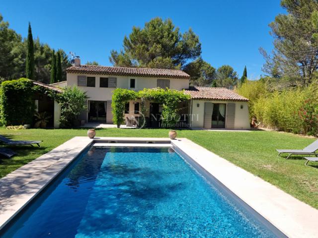 LOURMARIN Élégante propriété de prestige avec piscine chauffée et dépendances