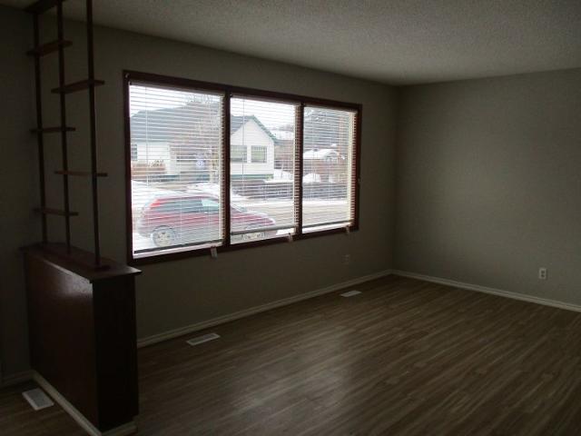 LOVELY 3 BEDROOM HOME IN LACOMBE! Water Included!