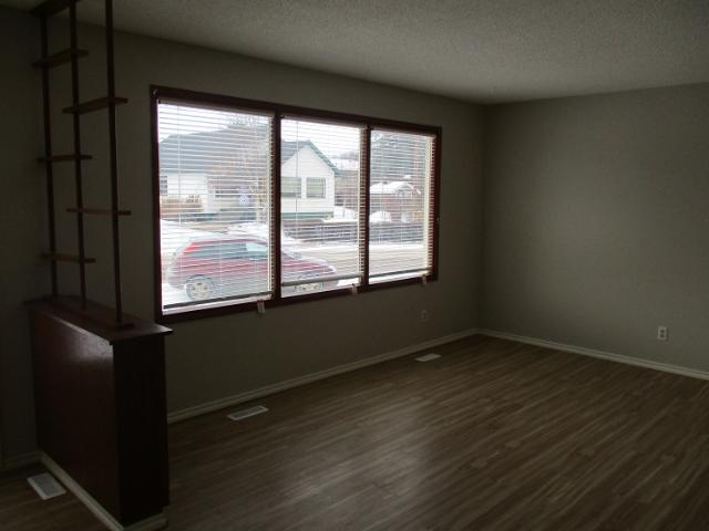 LOVELY 3 BEDROOM HOME IN LACOMBE! Water Included!