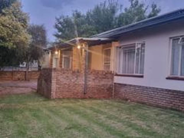 lovely 3 bedroom house with 2 bedroo.