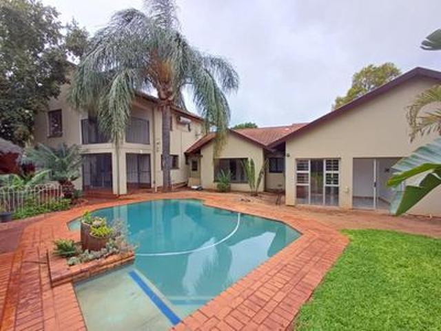 lovely 3 bedroom house with 2 bedroo.