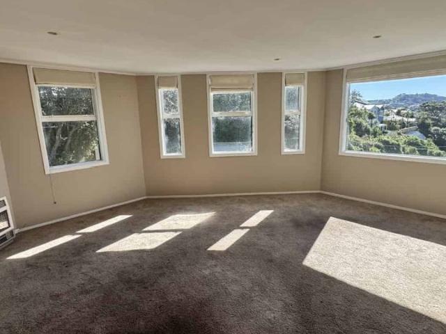 LOVELY AND SUNNY TOP FLOOR APARTMENT