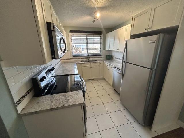 Lovely and spacious 5 bed 2 bath duplex very close to amenities and bus routes!