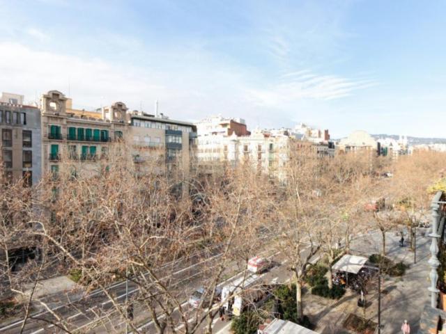 Lovely double ensuite bedroom in a 5 bedroom apartment near Plaça de Tetuan