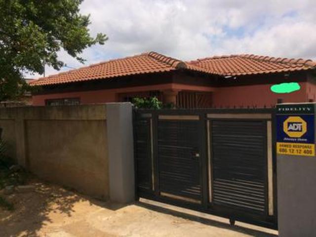 lovely family home in ebony park wit.