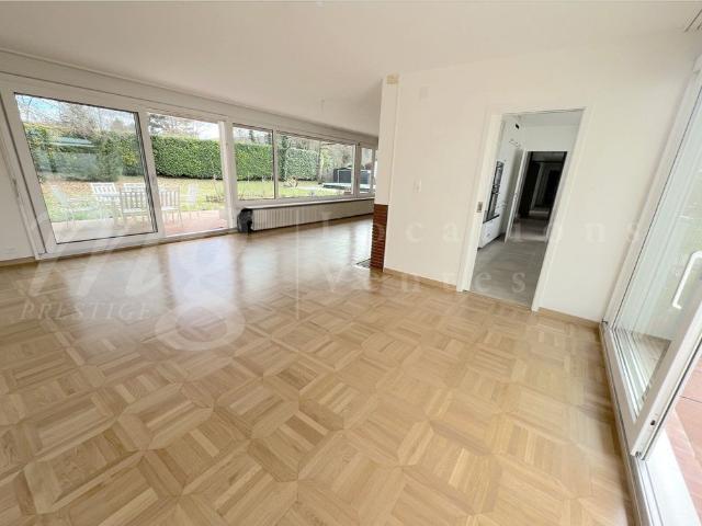 LOVELY FAMILY HOUSE 5 SINGLE ROOMS LARGE GARDEN WITH SWIMMING POOL