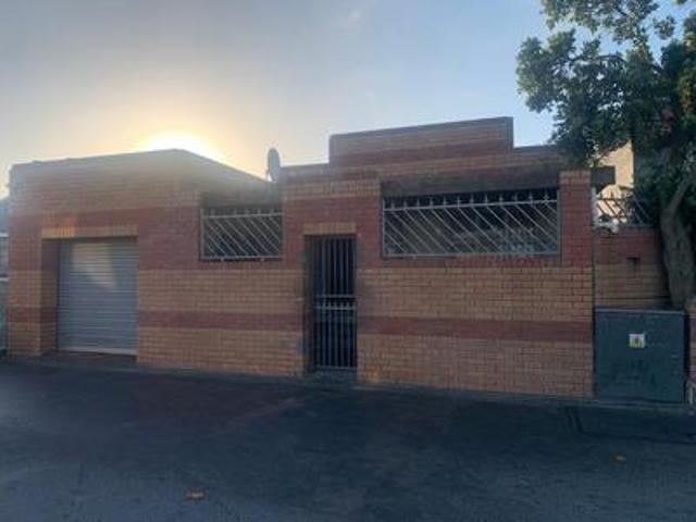 lovely free standing 3 bedroom home.