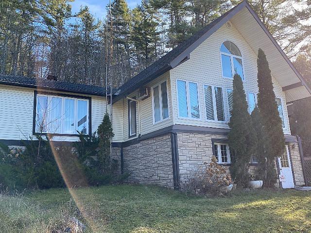 Lovely Home With River View In Small Town