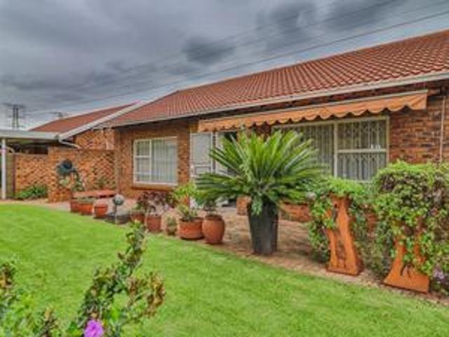 lovely simplex in mature lifestyle village
