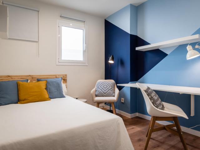Lovely single bedroom in a 7 Bedroom apartment, close to Plaça de Catalunya