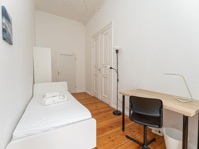 Lovely single bedroom with a balcony, in Charlottenburg