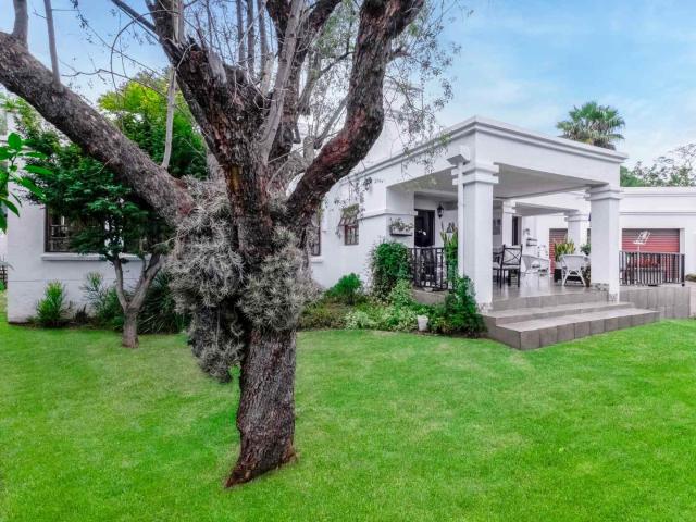 LOVELY SINGLE LEVEL LIVING IN SOUGHT AFTER FLEETWOOD ESTATE