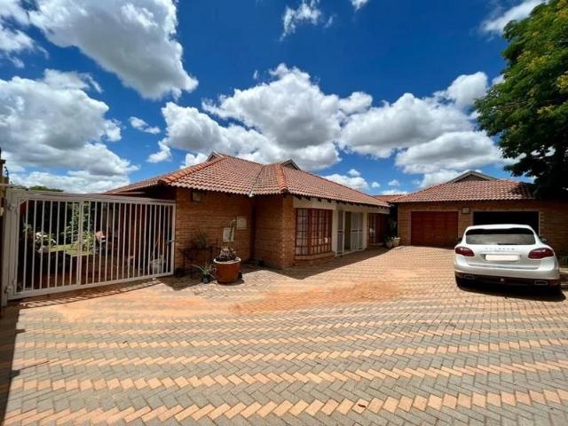 Lovely, Spacious 4 Bedroom Home in Bendor!
