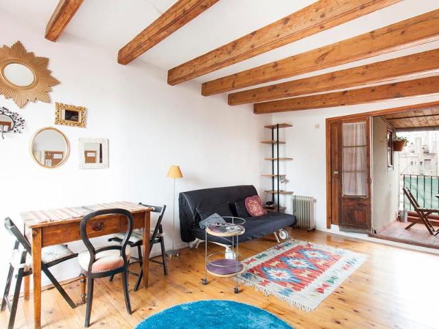 Lovely studio apartment with a terrace close to Las Ramblas