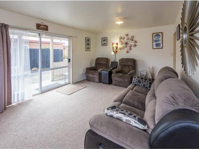 Lovely sunny warm two bedroom property townhouse