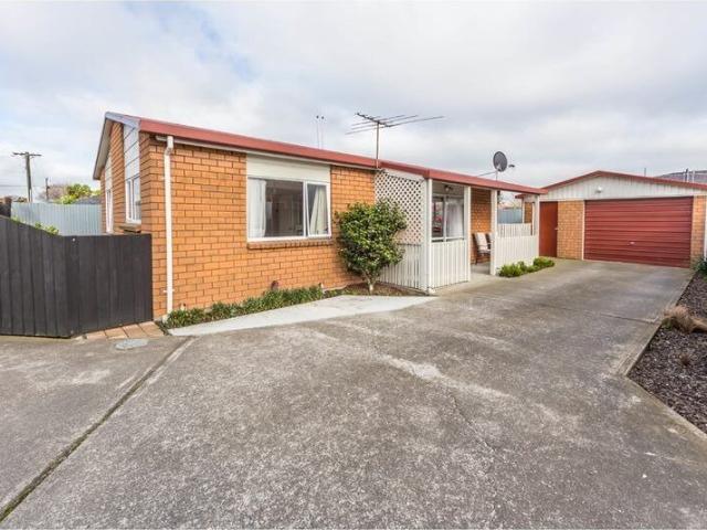 Lovely sunny warm two bedroom property townhouse
