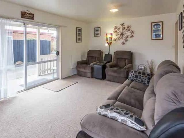 Lovely sunny warm two bedroom property townhouse