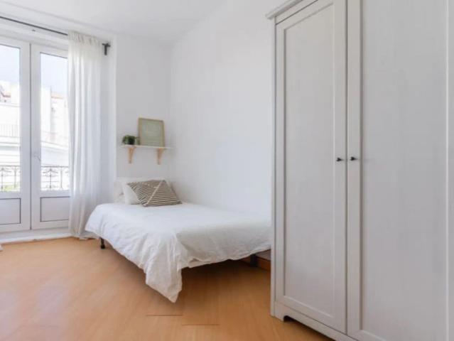 Lovely room with heating in 8 bedroom apartment, La Latina