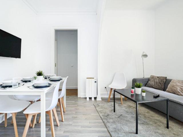 Lovely room with private balcony in the centre of Barcelona