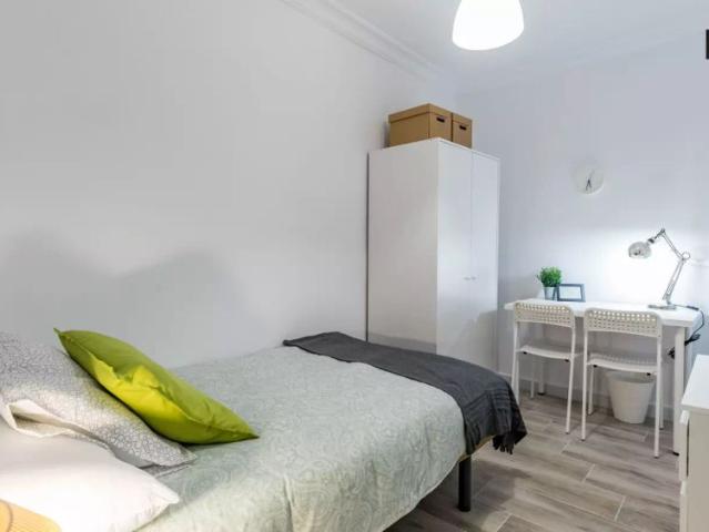 Lovely room for rent in 5 bedroom apartment, L’Olivereta