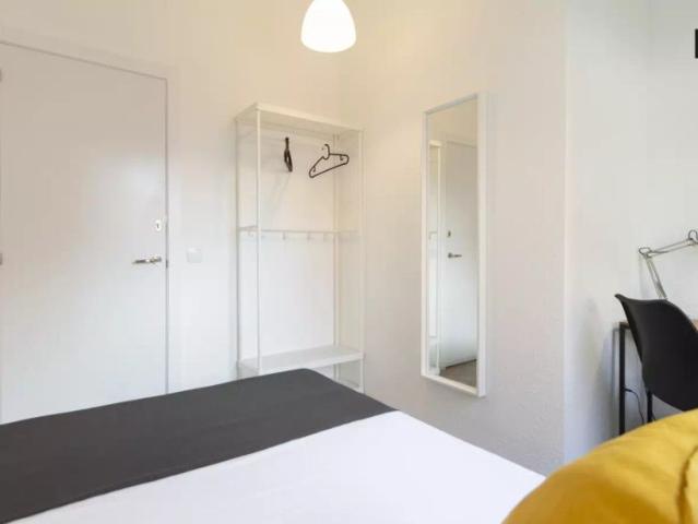 Lovely room for rent in stylish 6 bedroom apartment, perfect for singles, in Puente de Vallecas