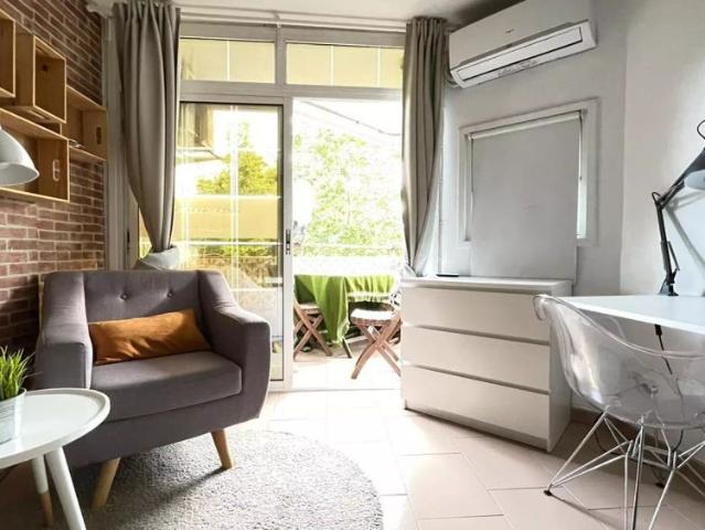 Lovely room in 4 bedroom apartment in Poblenou