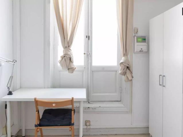 Lovely room in 11 bedroom apartment in Sol, Madrid