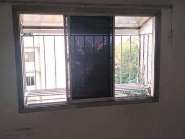 Low cost flat with lift in desa Sri puteri blok E for sale