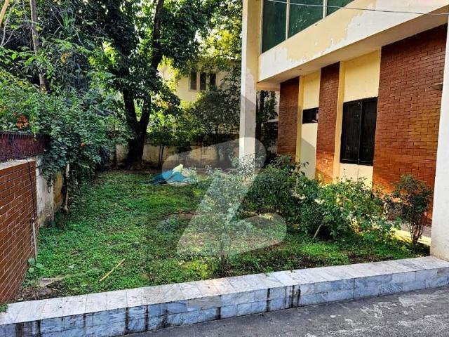 Low Demand Corner House For Sale In G 6