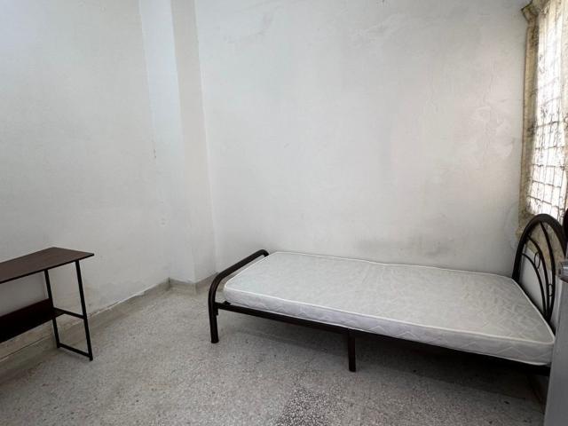Low Deposit Middle Room with Air Cond for Rent at SS2