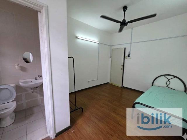 Low Deposit Offer Kemuning Utama, Seksyen 32 Shah AlamMiddle Room With Attached Bathroom And Air Con ️
