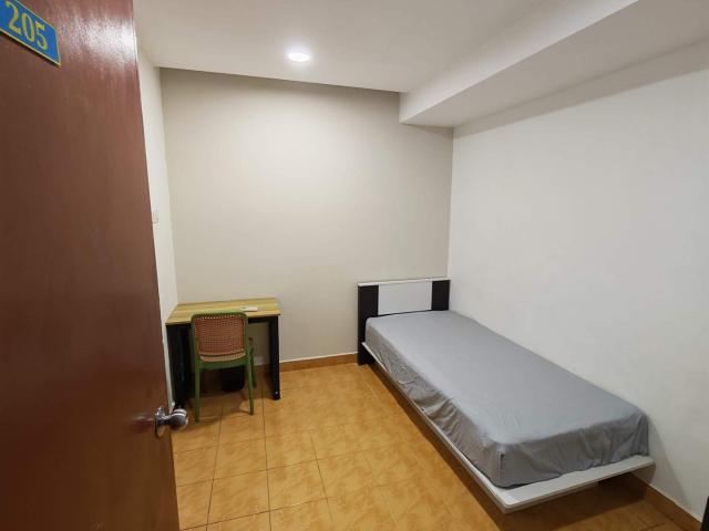 Low Deposit Room Near Mrt 1 Stop to UPM Private Bathroom