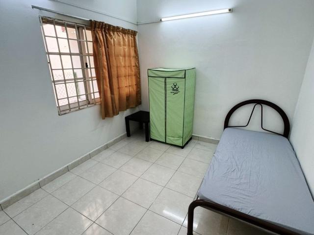 LOW DEPOSITMiddle Room For Rent At PJU7 Mutiara Damansara, Petaling JayaWalking Distance to Mutiara Damansara MRT 10