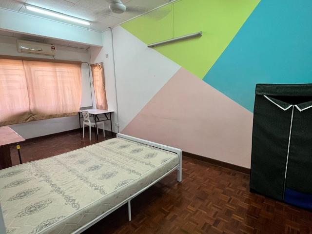 LOW DEPOSITSPACIOUS MIDDLE ROOM FOR RENT AT SS2 PETALING JAYA
