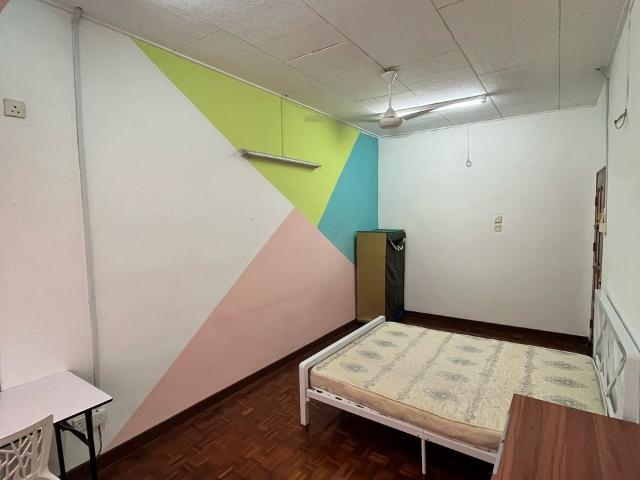 LOW DEPOSITSPACIOUS MIDDLE ROOM FOR RENT AT SS2 PETALING JAYA