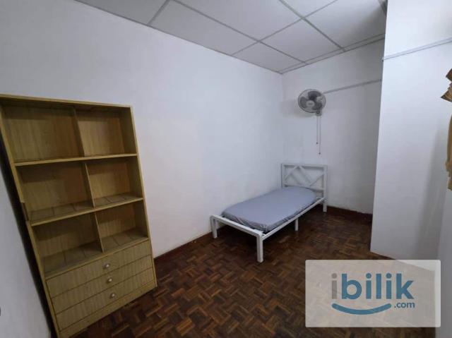 LOW DEPOSITSS24 PETALING JAYA MIDDLE ROOM FOR RENTWalking Distance To KELANA JAYA LRT STATION