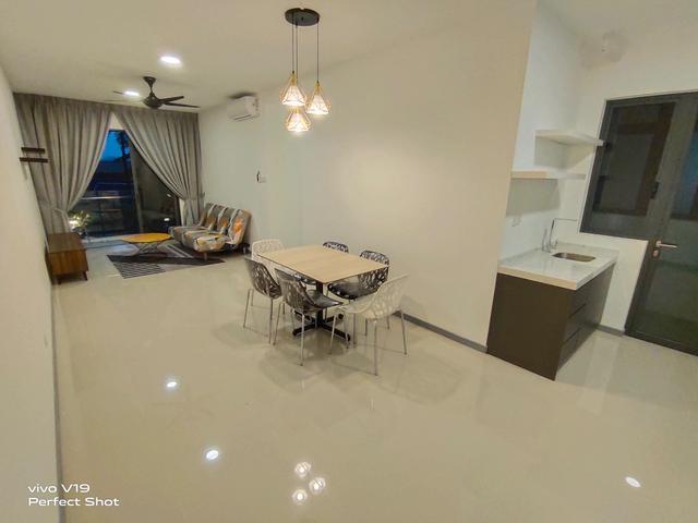 Low floor facing pool