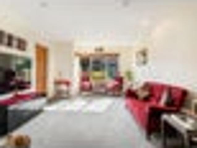 Low Maintenance Beauty with Potential!