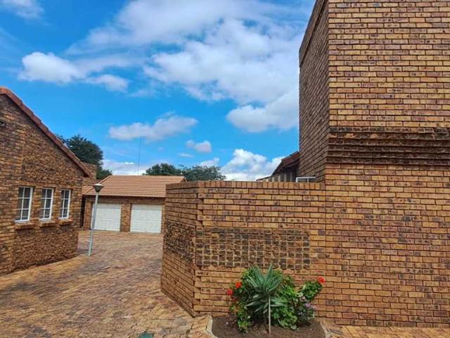 Low Maintenance Simplex with Space to Breathe