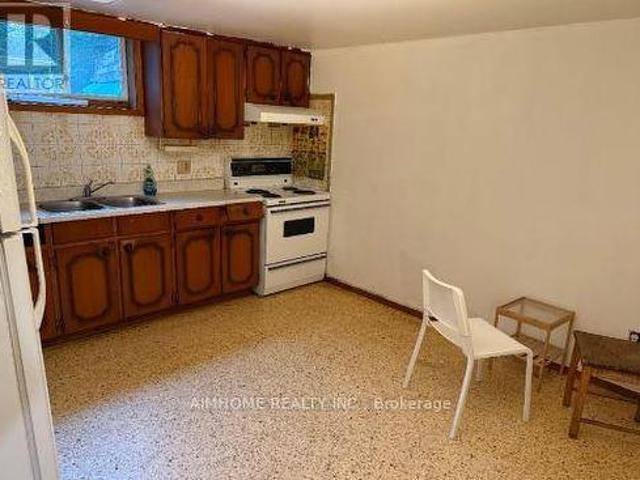 Lower 256 Patricia Avenue, Toronto, ON, M2M 1J8 house for lease | Listing ID C13637 | Royal LePage