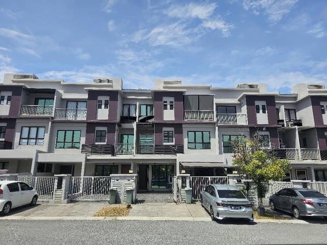 LOWER UNIT Double Storey The Strata Townhouse Bandar Puteri Bangi