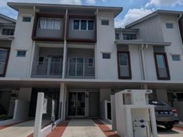 Lower Unit Greenwoods Seraya 15 Storey Townhouse Sepang Near KLIA