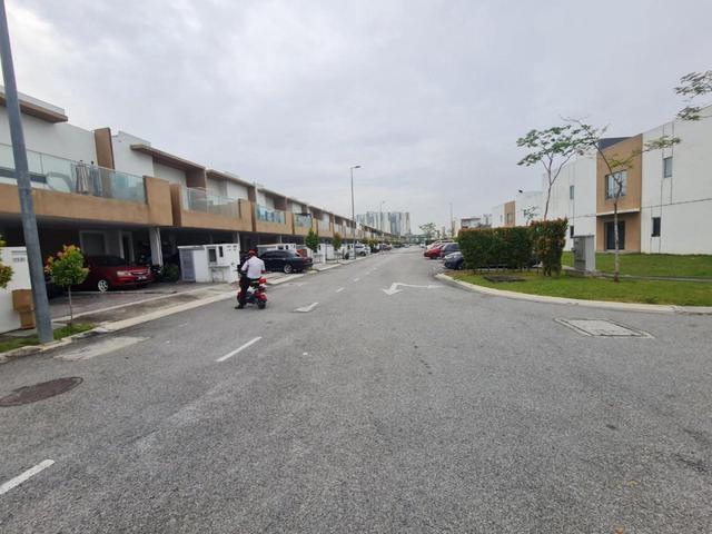 LOWER UNIT TERMURAH Townhouse Casa Bluebell Cybersouth Selangor