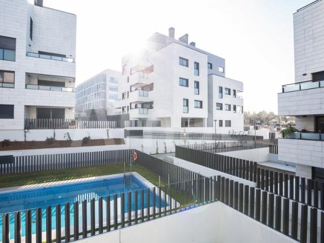 Lluminós pis amb terrassa i piscina a Vollpelleres