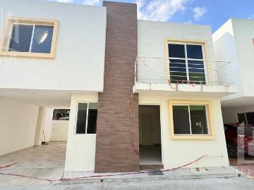 ?LTIMA CASA DISPONIBLE EN VENTA! Col. del Pueblo a solo 2 cuadras de Av. Hidalgo Frente al Hospital Militar | Calle principal