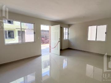 ?LTIMA CASA DISPONIBLE EN VENTA! Col. del Pueblo a solo 2 cuadras de Av. Hidalgo Frente al Hospital Militar | Calle principal