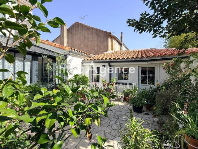 Luçon, maison de caractère de 112M2 située au coeur du quartier historique avec cour et garage