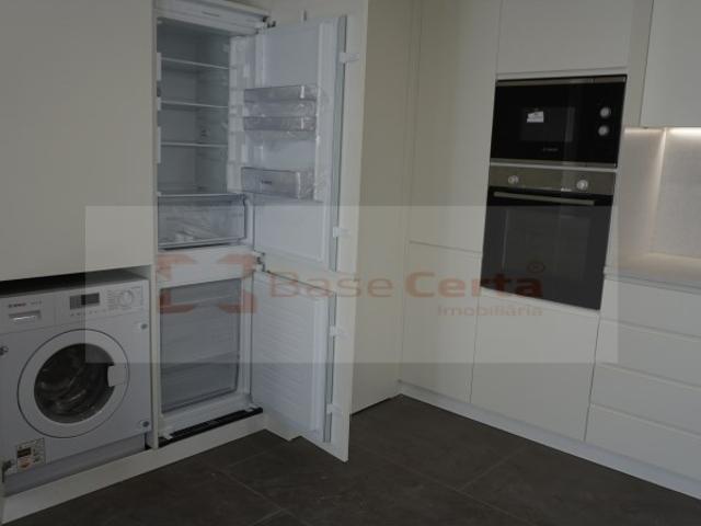 LUMIAR: CONDOMÍNIO DO PAÇO: Apartamento T2 c/ terraço privativo e Jardim Comum