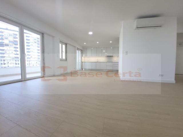 Lumiar / Alameda Linhas Torres T4 transformado em T3 fácil conversão, Garagem, Varandas