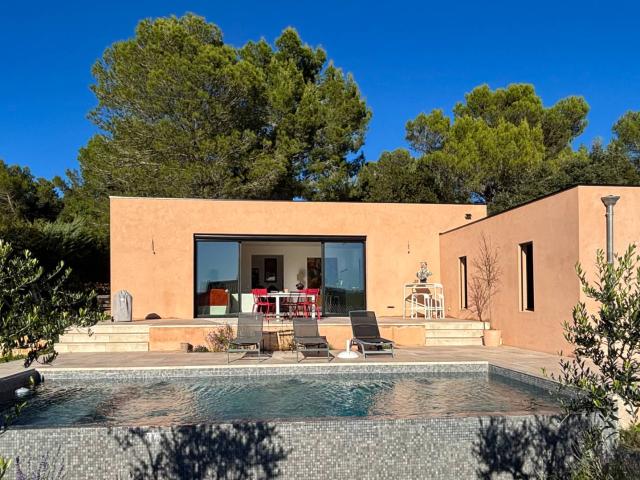 Lumière, volumes et art de vivre aux portes d’Uzès maison contemporaine avec piscine